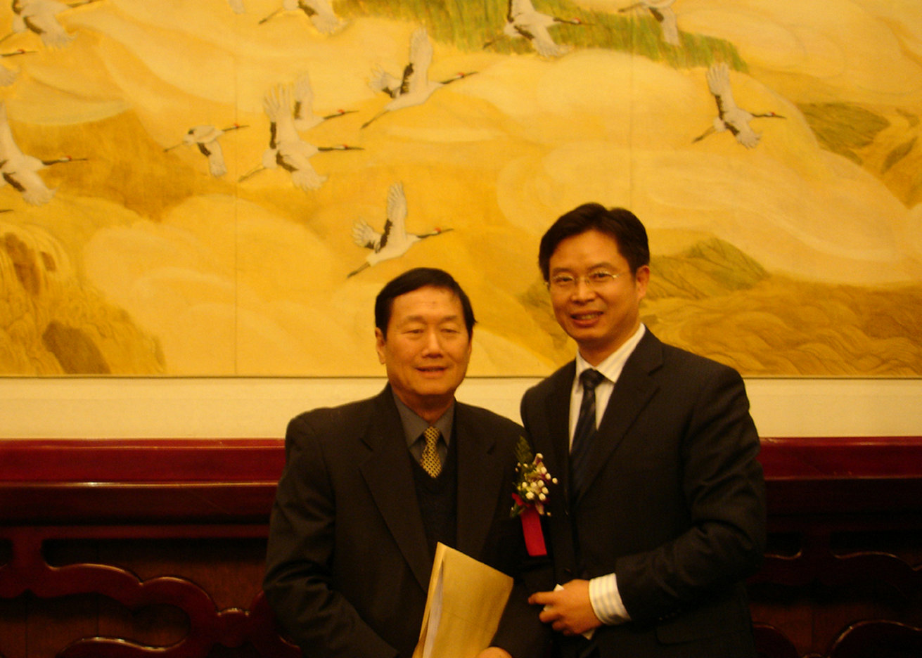 Sun Longchun, former deputy minister of the Ministry of Health, listened to a report on the development of healthy textiles (2008) 