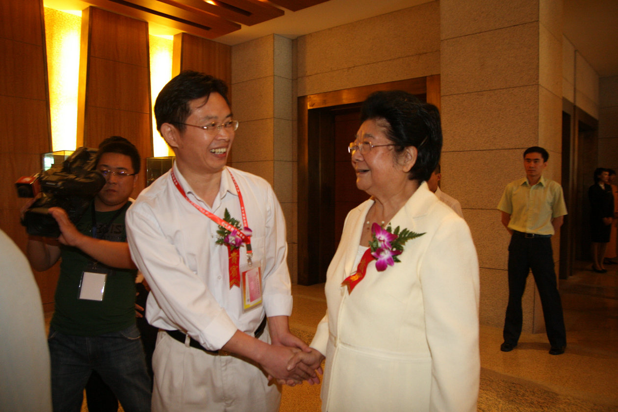 Gu Xiulian, former member of the Standing Committee of the Tenth National People's Congress, listens to Jlsun's report 